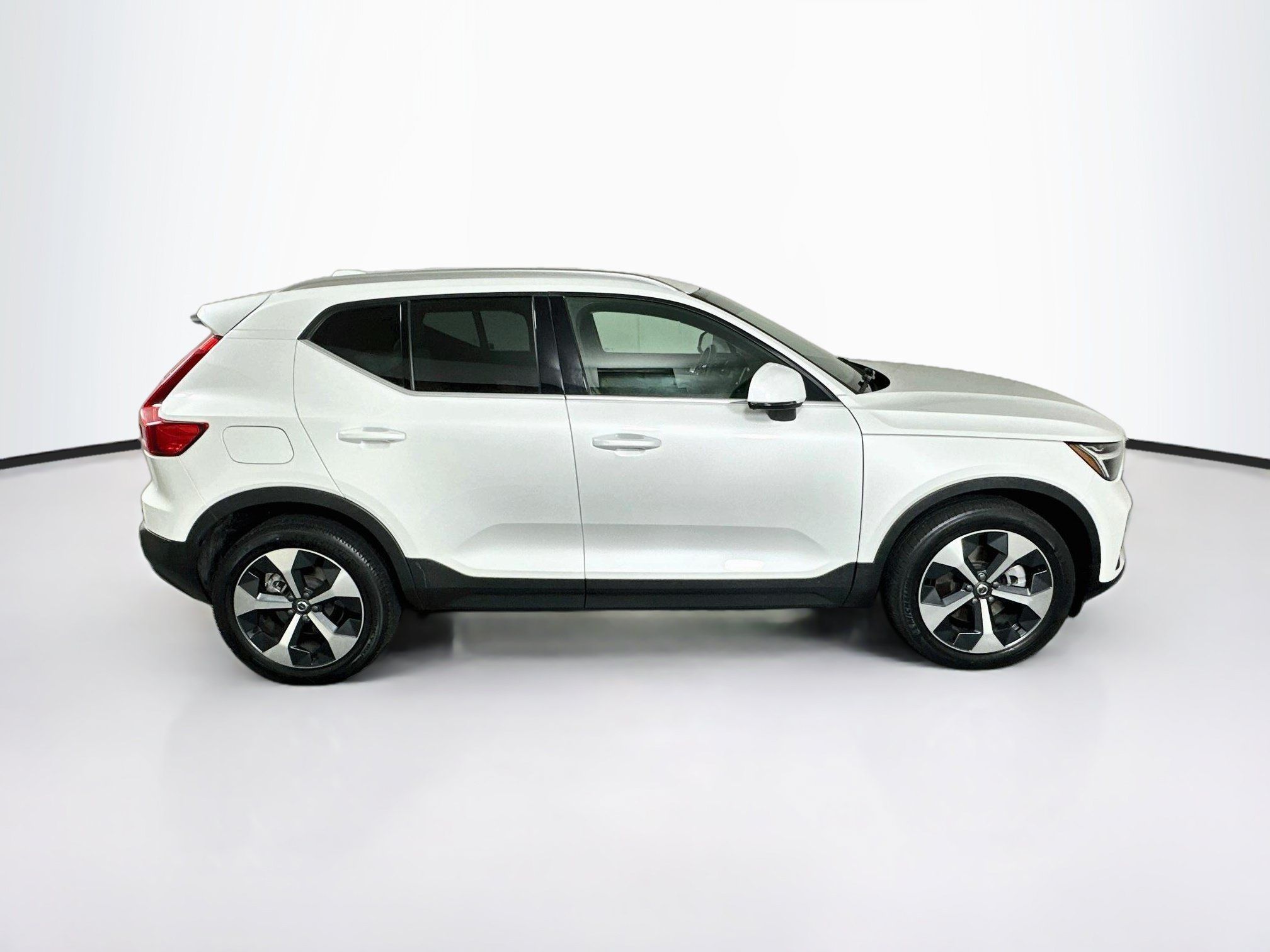 Used 2023 Volvo XC40 B4 Plus w/ Protection Package Premier FWD image 10