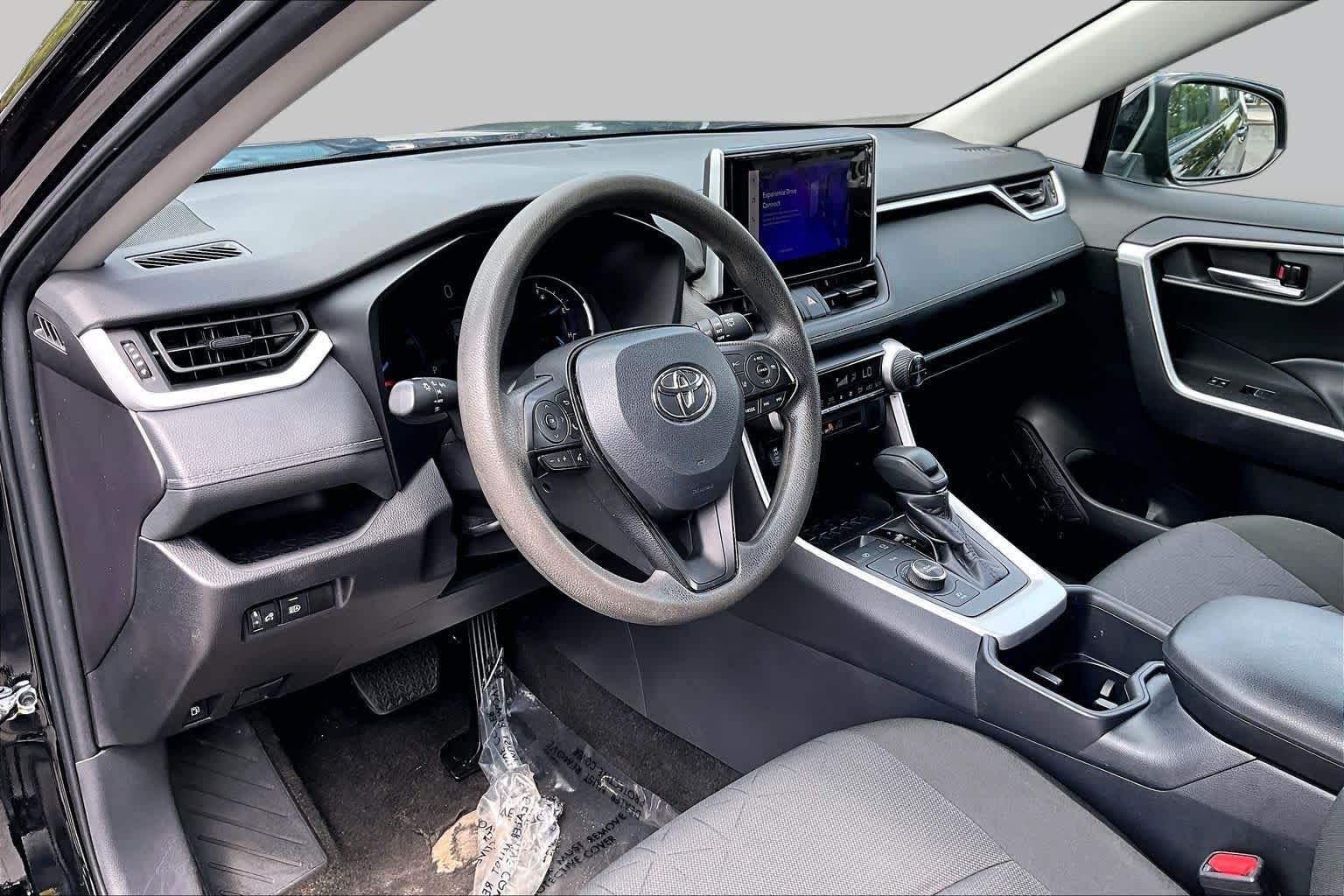 Used 2025 Toyota RAV4 XLE AWD/4WD image 17