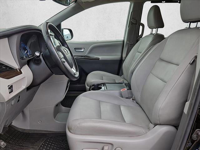 Used 2018 Toyota Sienna XLE FWD image 17