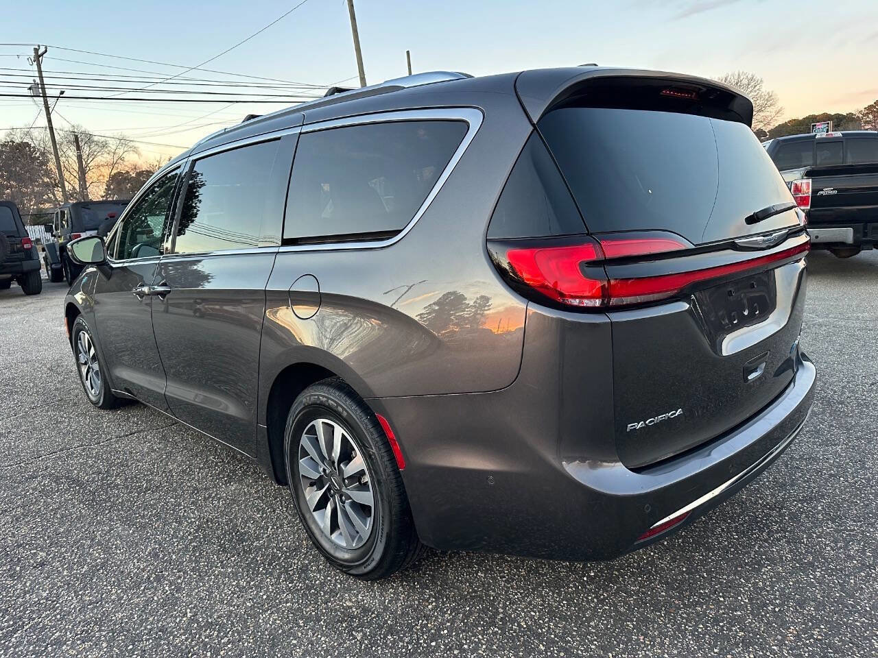 Used 2021 Chrysler Pacifica Touring-L FWD image 28