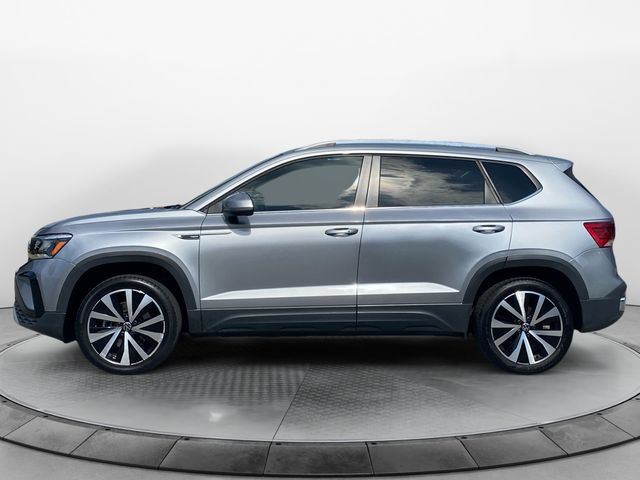 Used 2024 Volkswagen Taos SE FWD image 2
