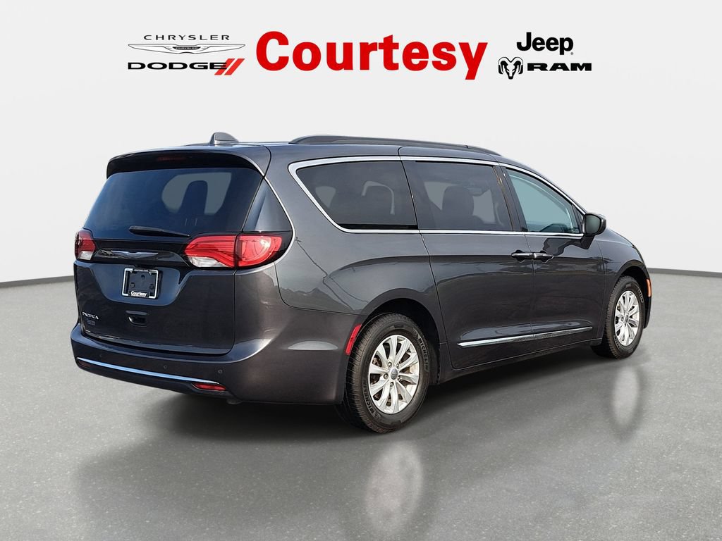 Used 2017 Chrysler Pacifica Touring-L FWD image 4