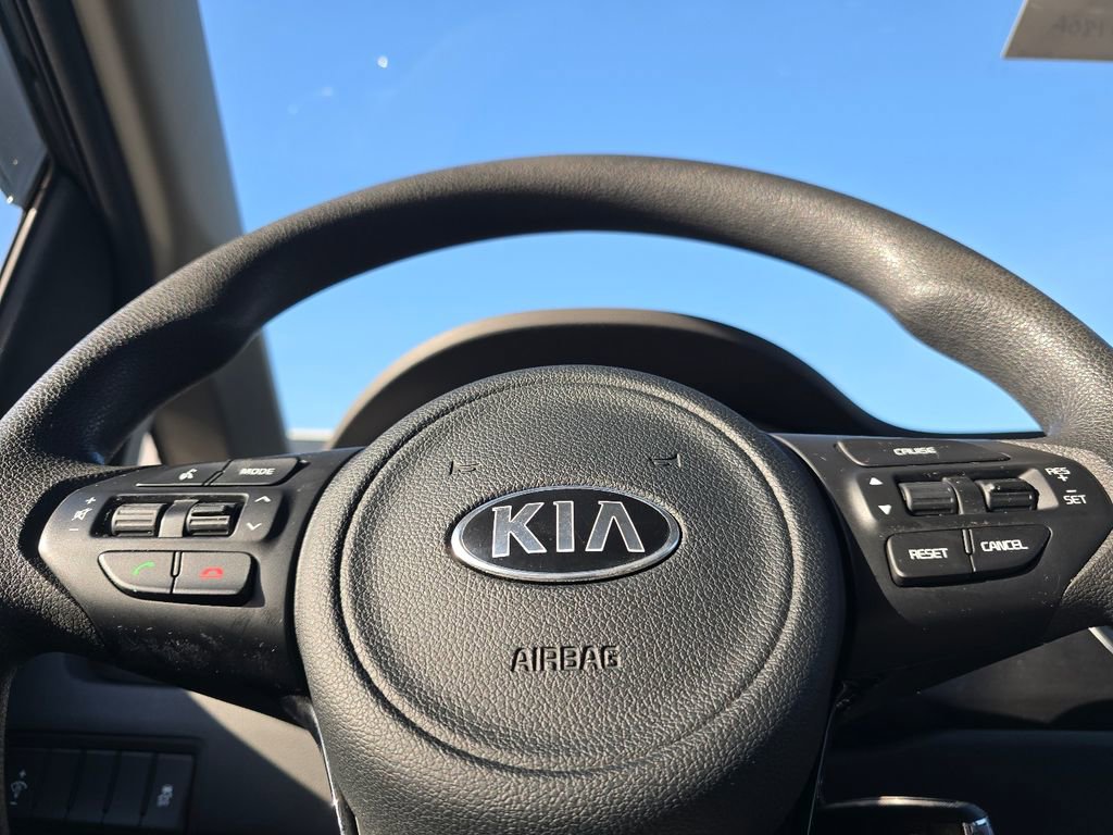 Used 2018 Kia Sedona LX image 25