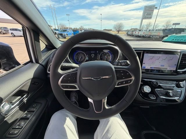 New 2026 Chrysler Pacifica Select AWD/4WD image 17