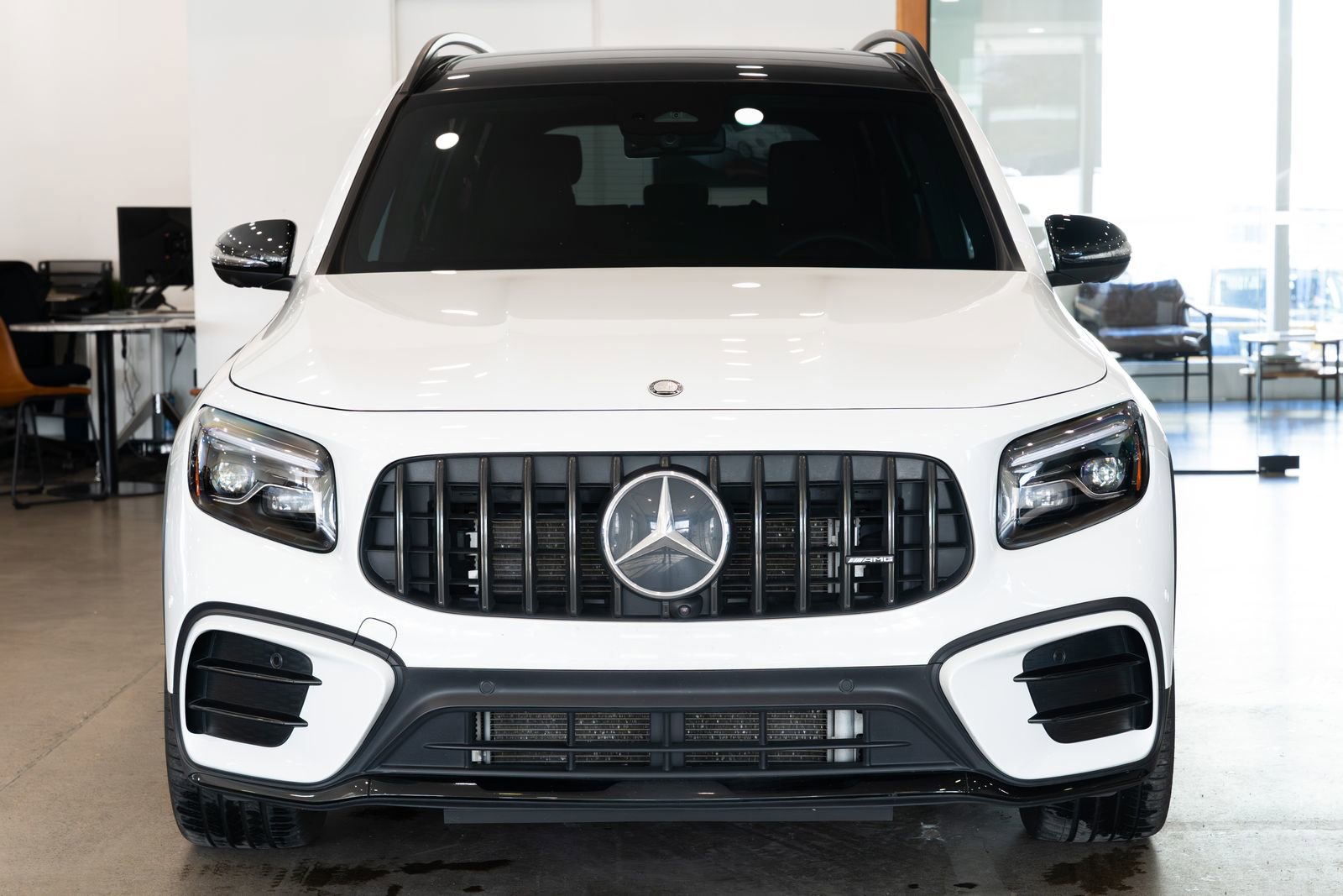 Used 2024 Mercedes-Benz GLB 35 AMG 4MATIC image 2