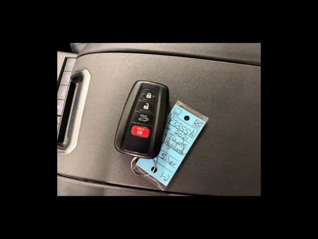 Used 2021 Toyota Highlander XLE AWD/4WD image 29