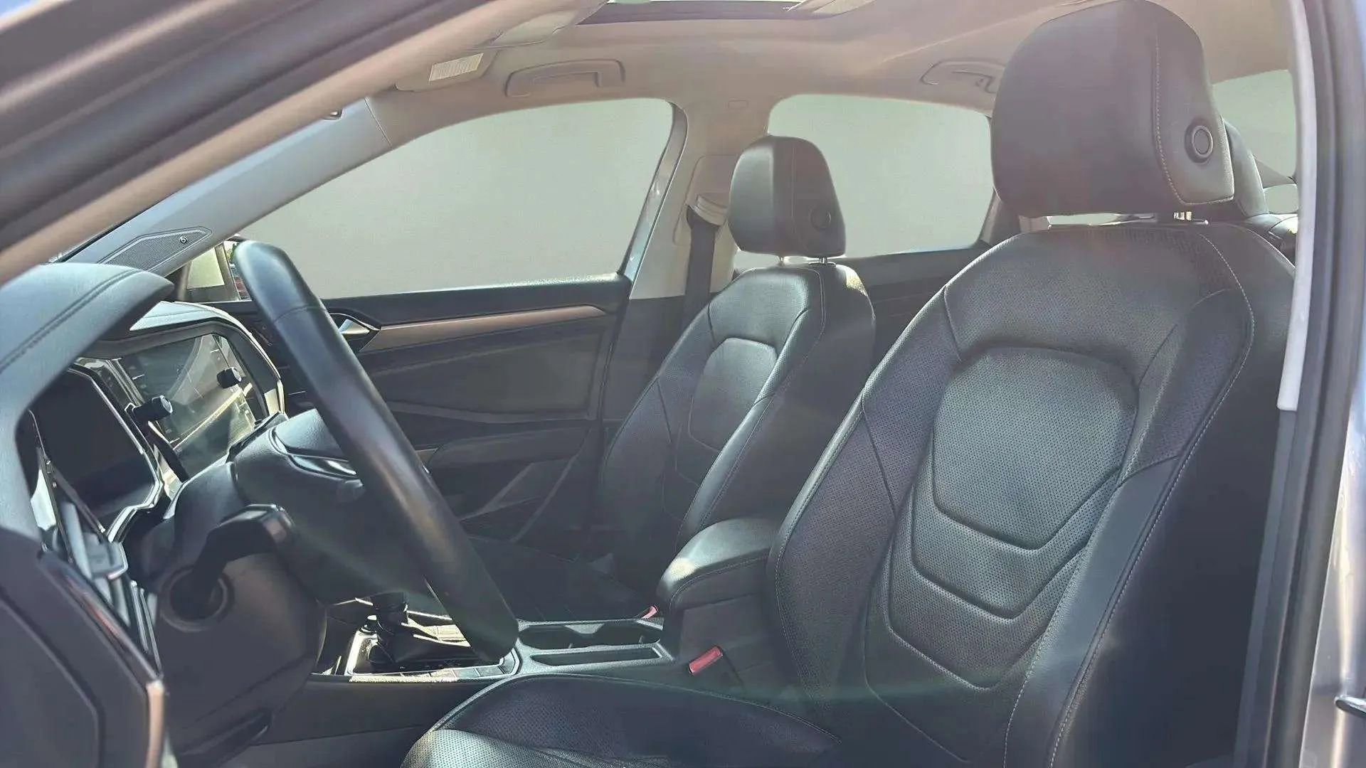 Used 2020 Volkswagen Jetta SEL Premium image 14