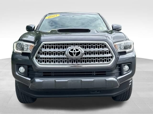 Used 2017 Toyota Tacoma TRD Sport w/ Tow Package (A/T) AWD/4WD image 9