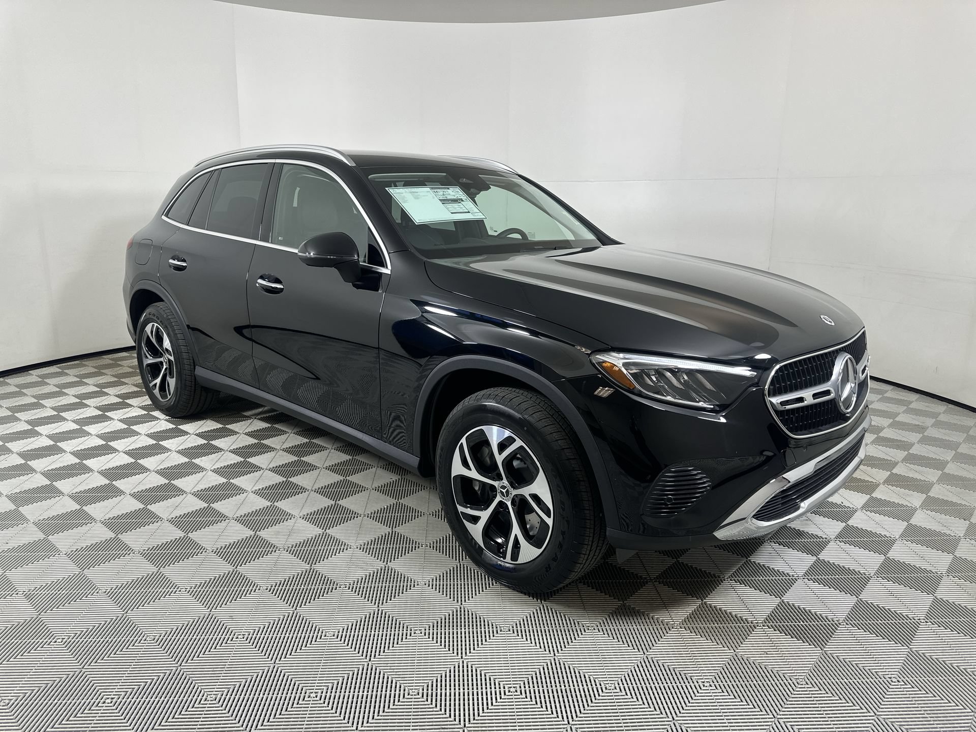 Used 2025 Mercedes-Benz GLC 350e 4MATIC image 2