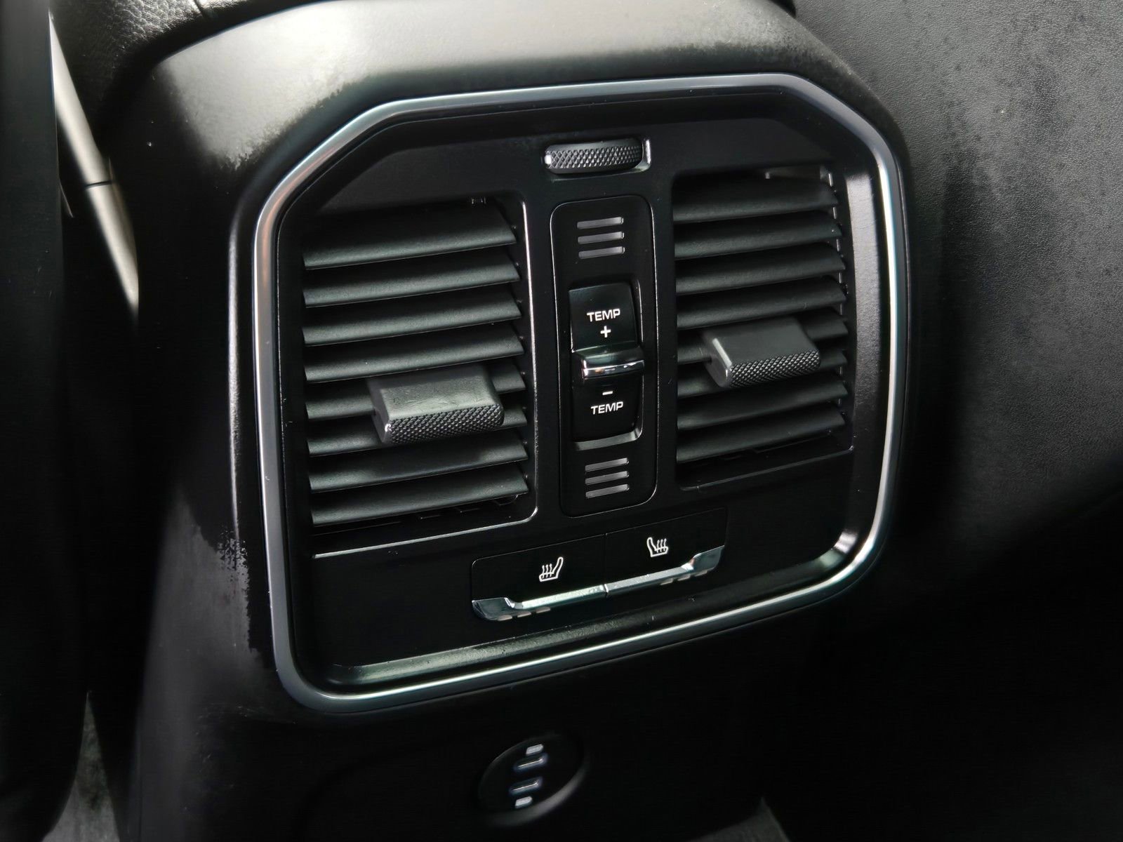 Used 2024 Porsche Macan AWD/4WD image 12