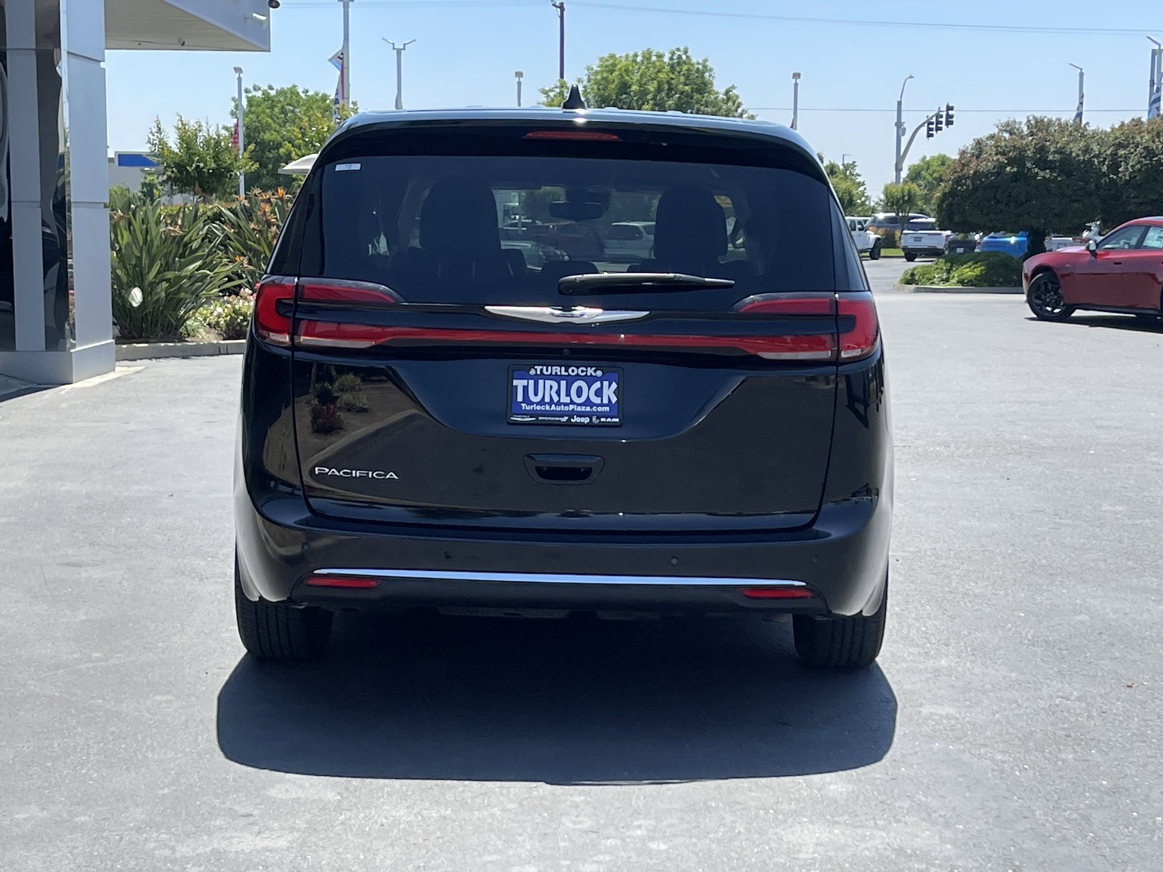 Used 2024 Chrysler Pacifica Touring-L FWD image 6
