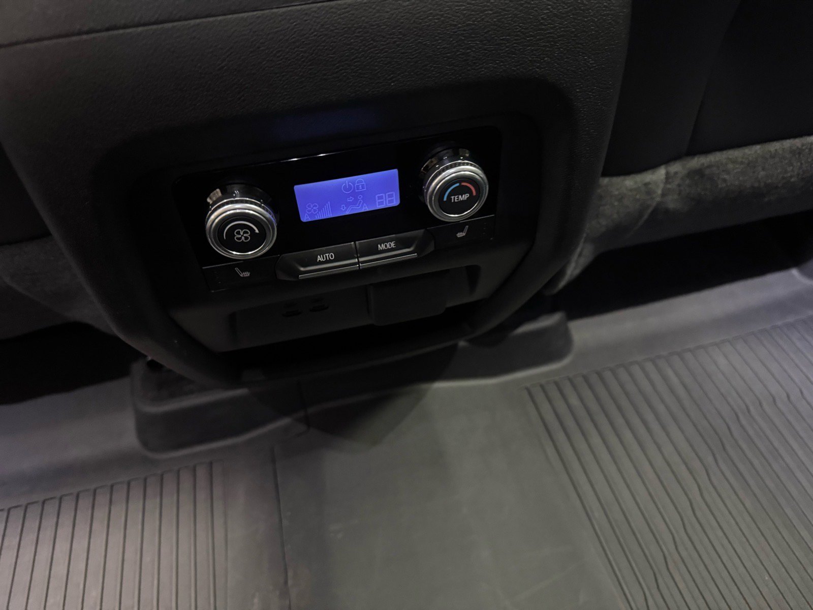 Used 2024 GMC Acadia AT4 w/ Luxury Package image 12