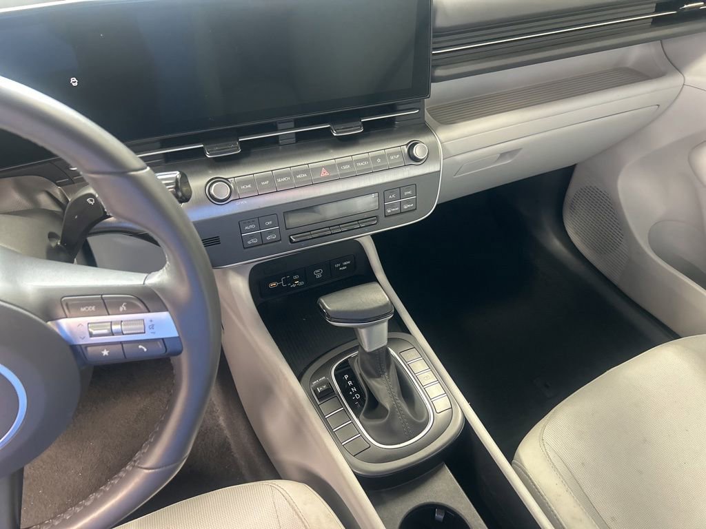 Used 2025 Hyundai Kona SEL FWD image 4