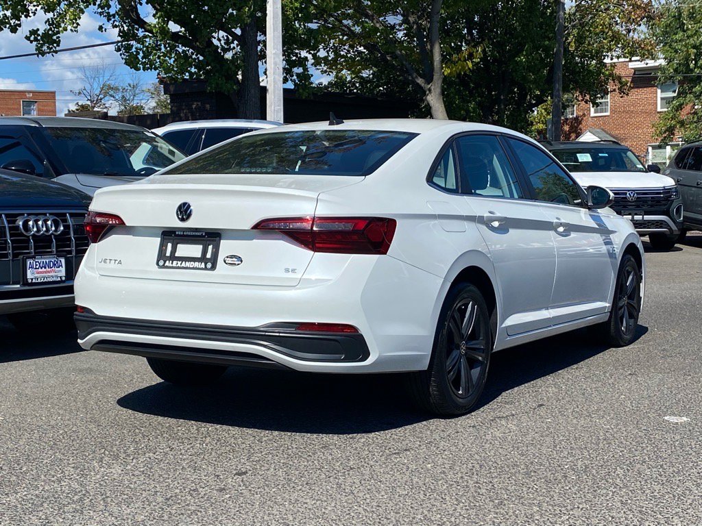 Used 2022 Volkswagen Jetta SE image 3