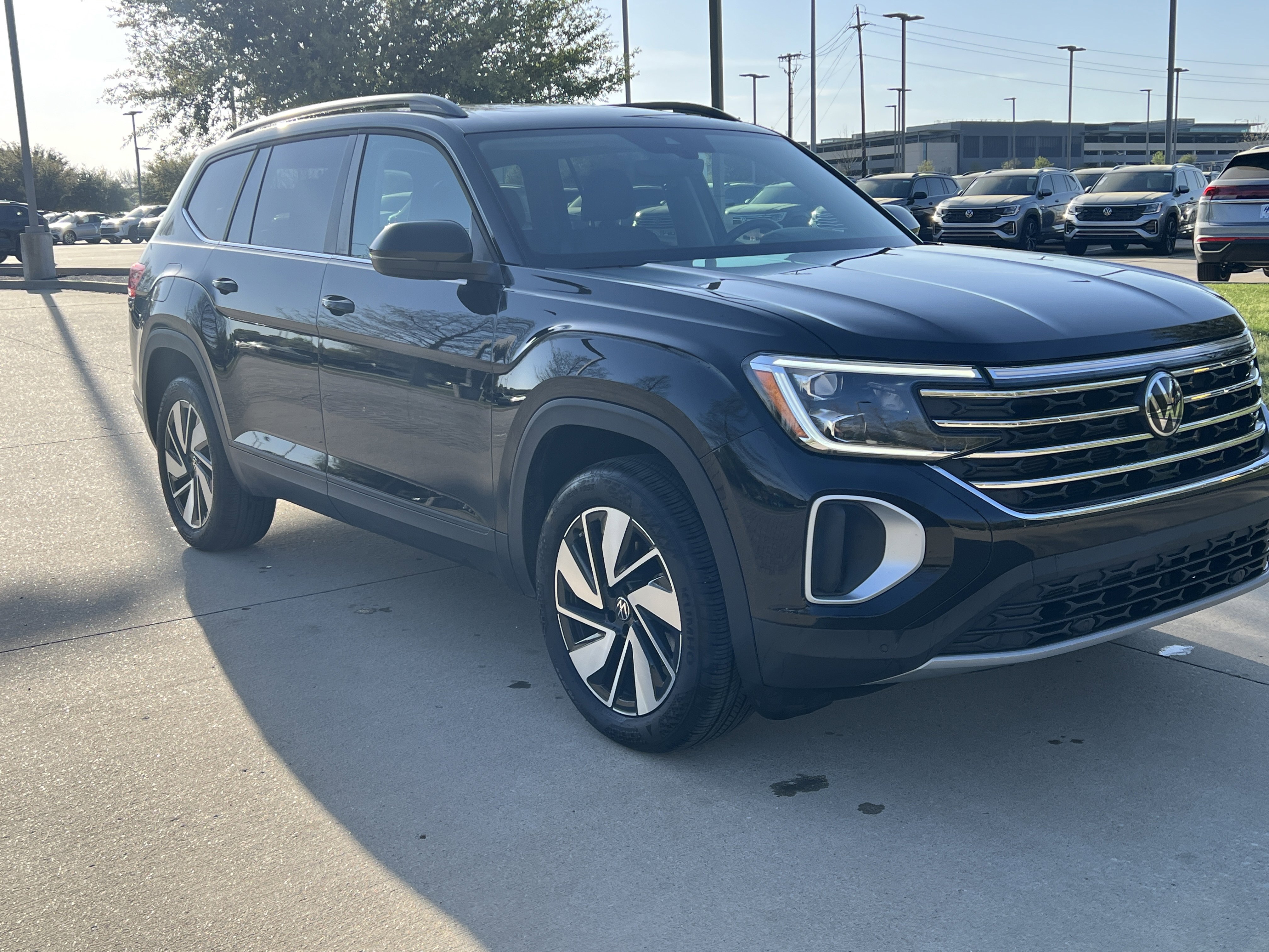 Certified 2025 Volkswagen Atlas SE w/ Panoramic Sunroof Package FWD image 2