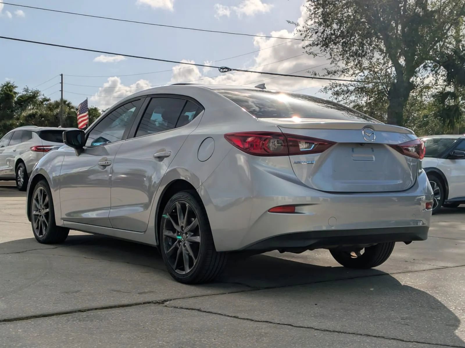 Used 2018 MAZDA MAZDA3 Touring FWD image 2