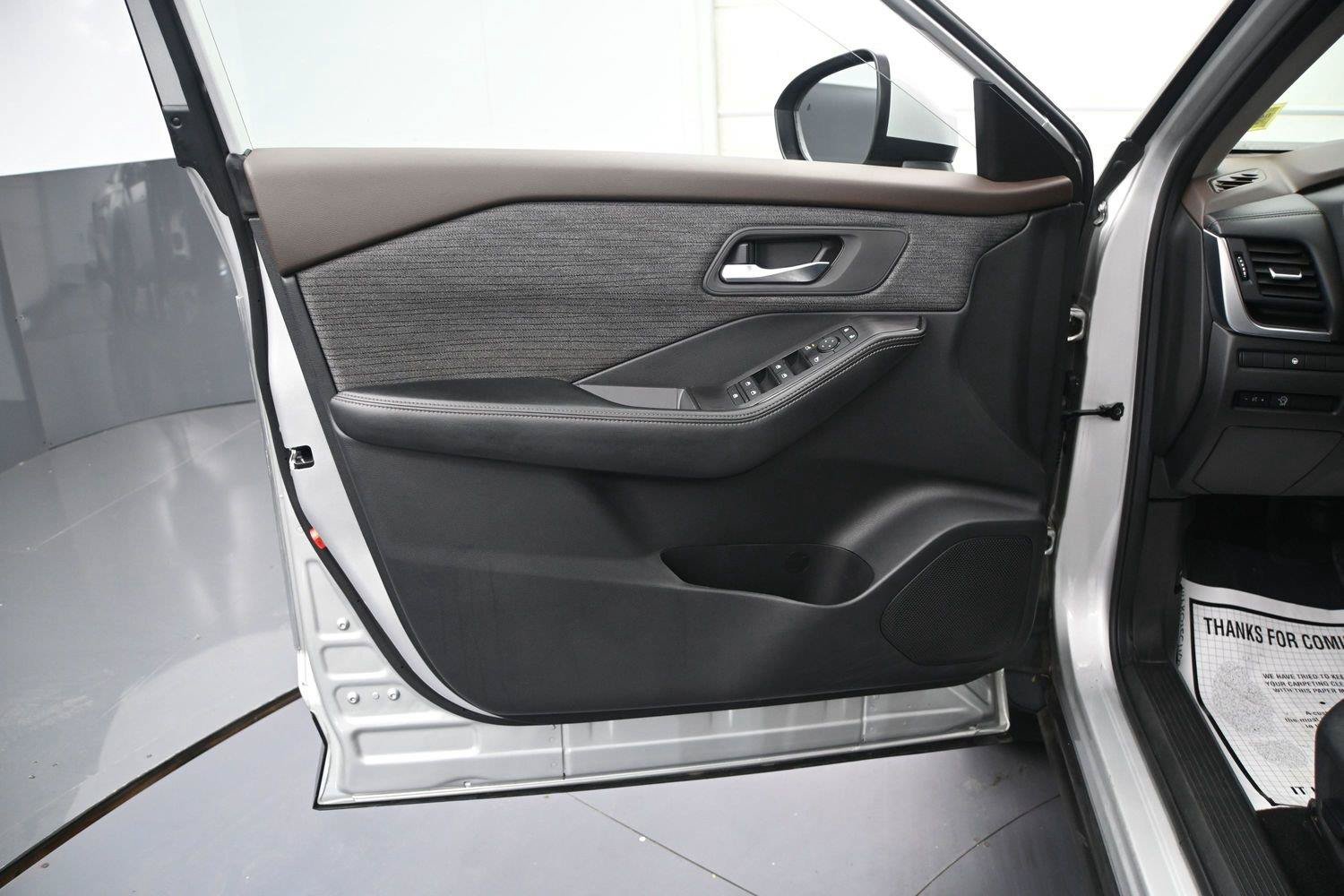 Used 2023 Nissan Rogue SV AWD/4WD image 8