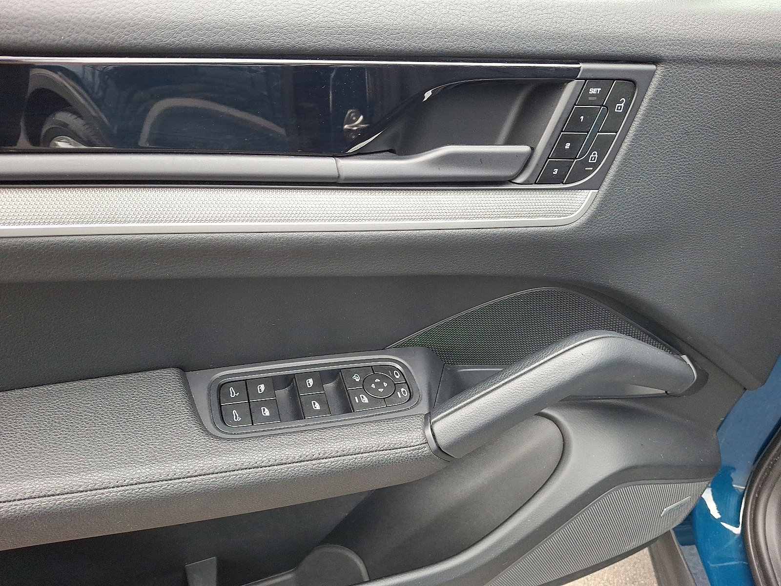 Used 2024 Porsche Cayenne image 12