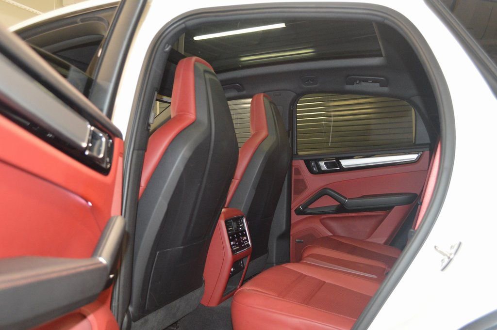 Certified 2023 Porsche Cayenne Platinum Edition image 35