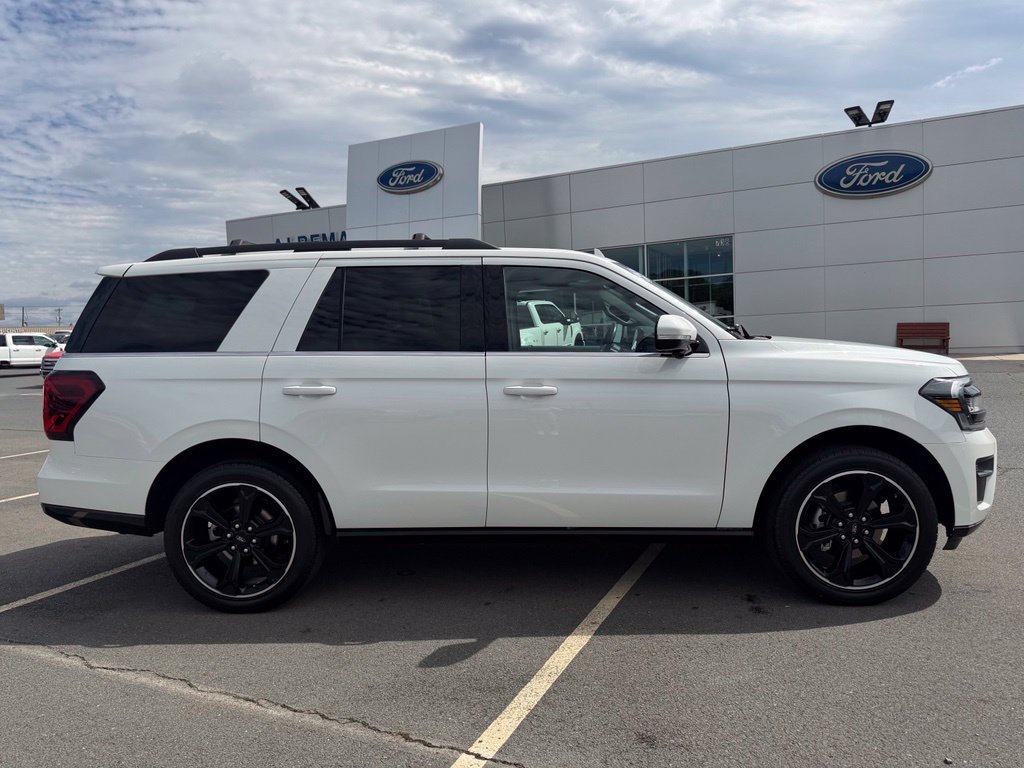 Used 2023 Ford Expedition Limited RWD image 2