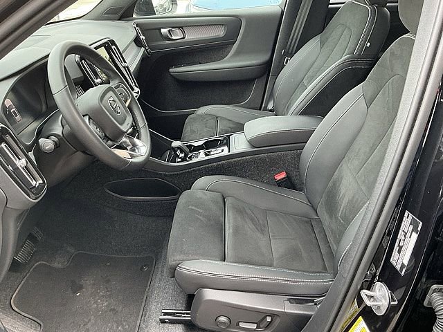 Certified 2025 Volvo XC40 B5 Plus image 15
