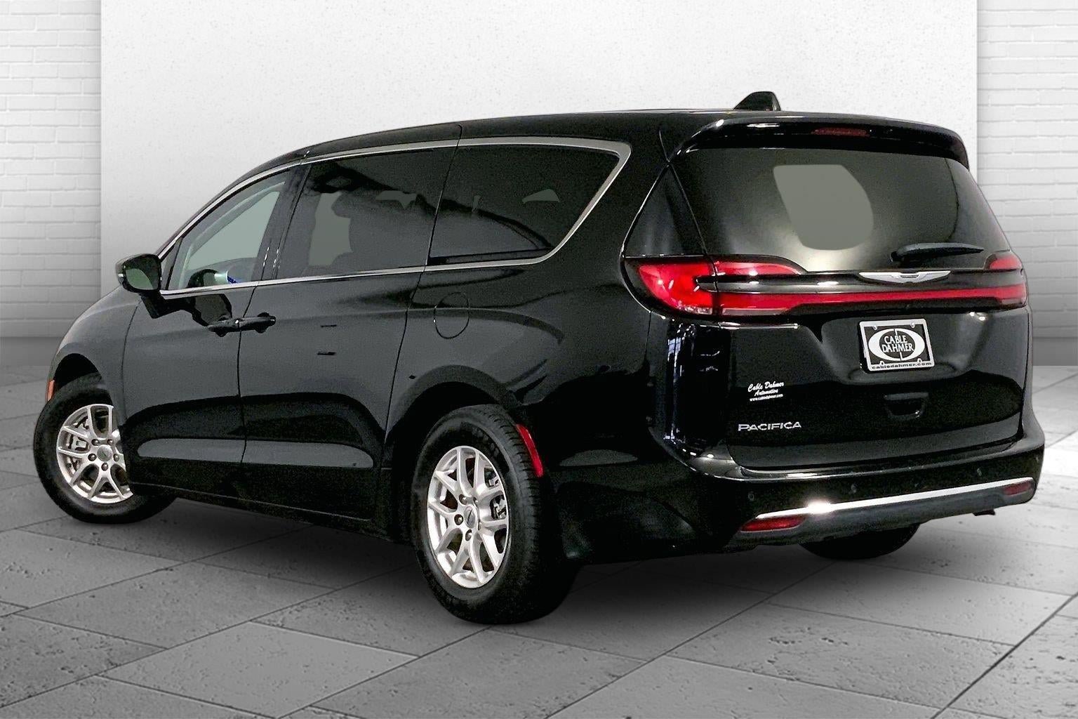 Used 2024 Chrysler Pacifica Touring-L FWD image 11