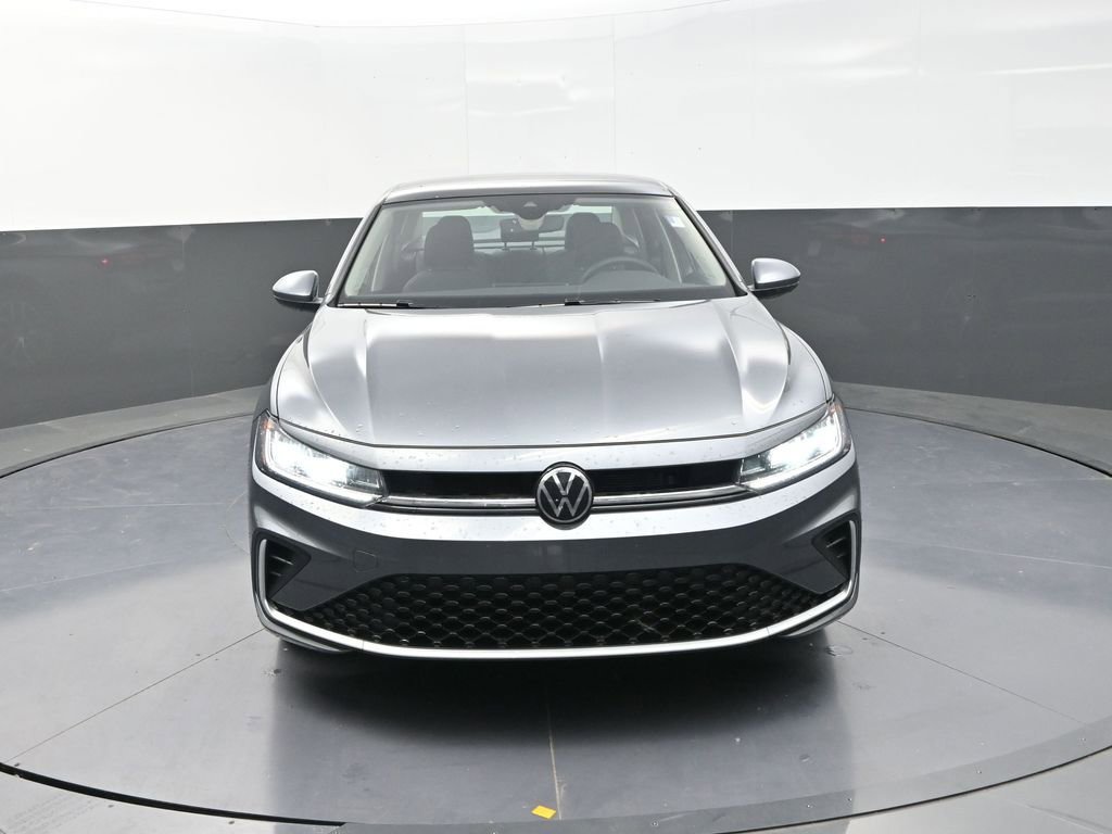 Used 2025 Volkswagen Jetta SE image 2
