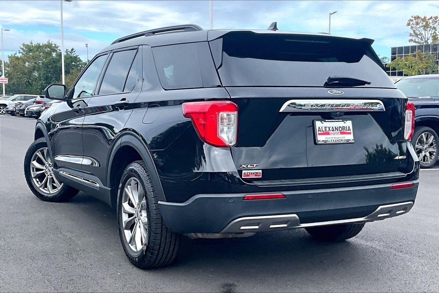 Used 2022 Ford Explorer XLT w/ Equipment Group 202A AWD/4WD image 10
