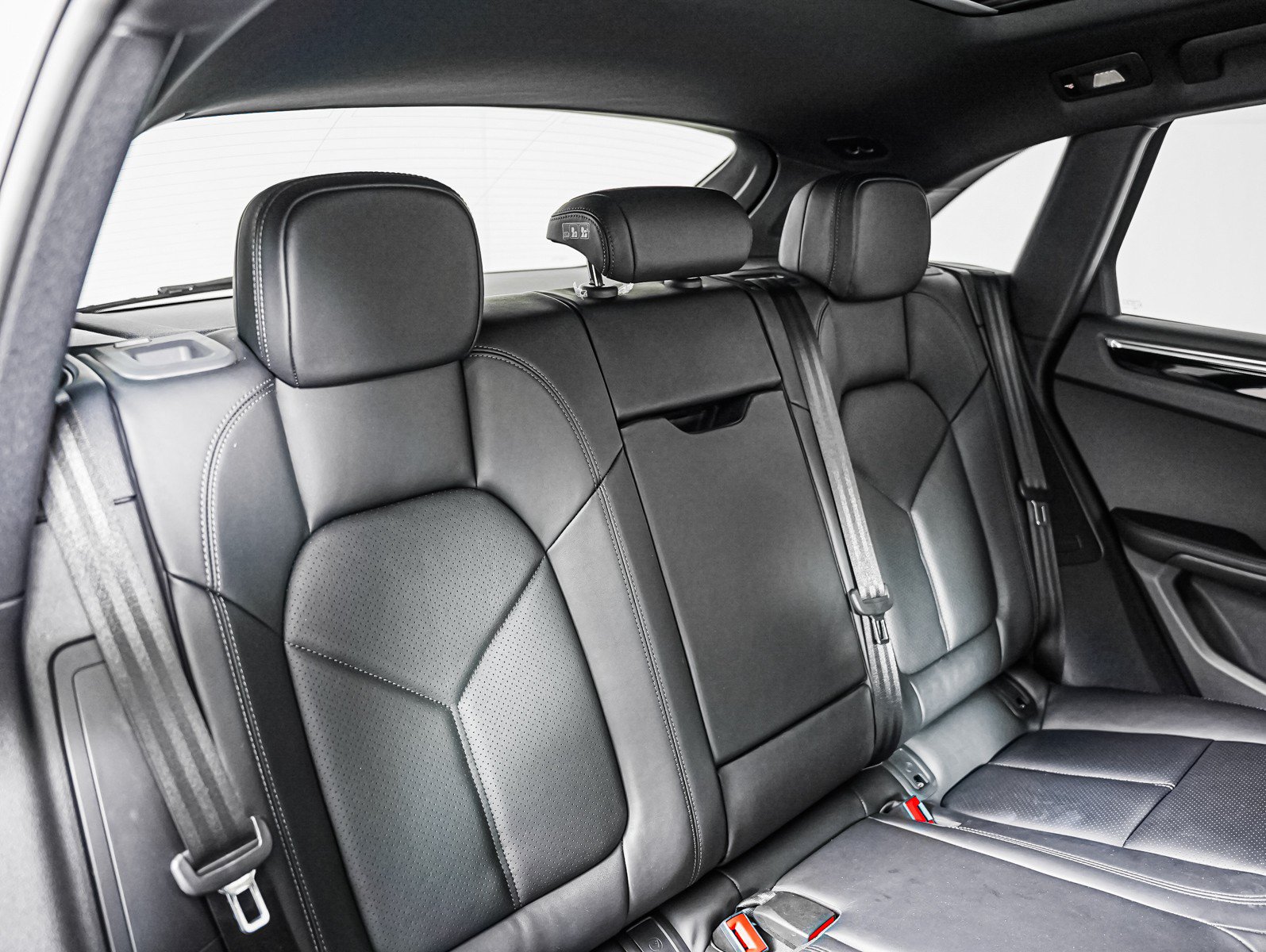 Certified 2026 Porsche Macan AWD/4WD image 5