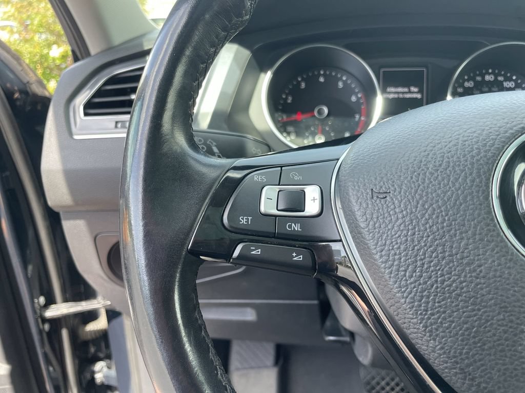 Used 2018 Volkswagen Tiguan SE w/ Panoramic Sunroof Package AWD/4WD image 17