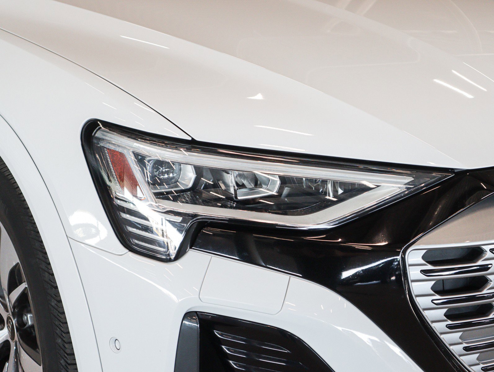 Used 2024 Audi Q8 e-tron Premium Plus image 31