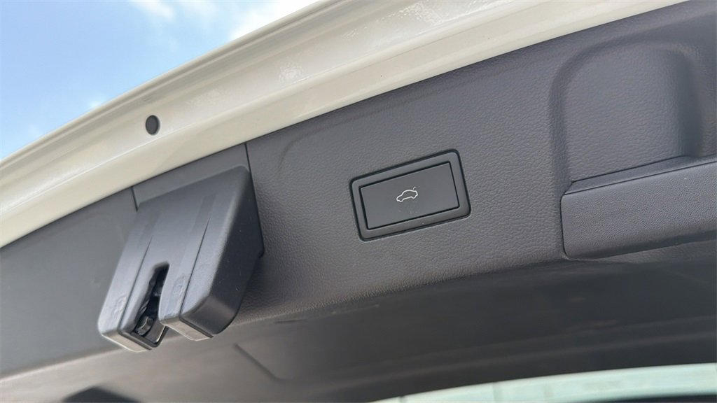 Used 2025 Volkswagen Atlas SE image 32