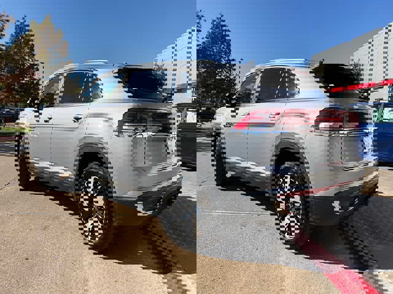 Used 2025 Volkswagen Atlas Cross Sport SE image 8