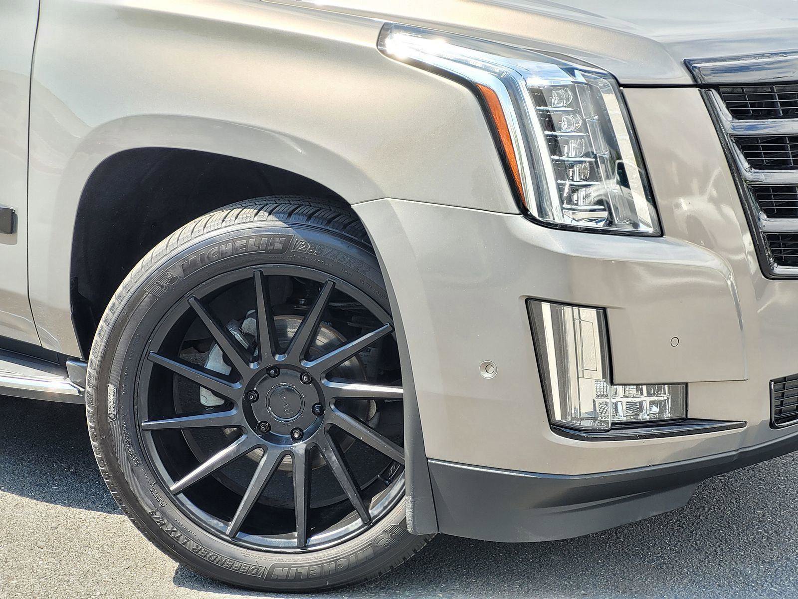 Used 2017 Cadillac Escalade Luxury AWD/4WD image 5