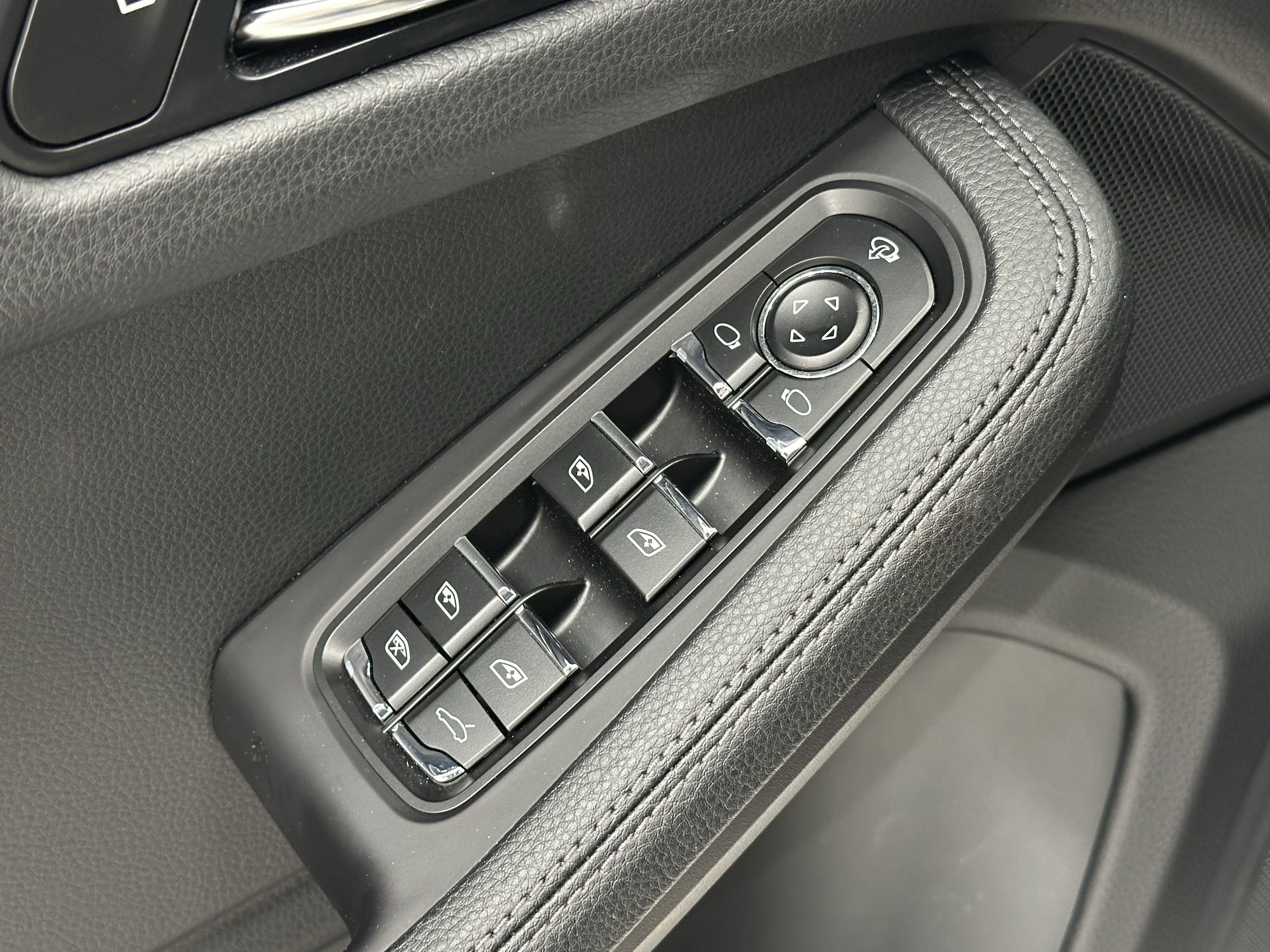 Certified 2024 Porsche Macan image 27