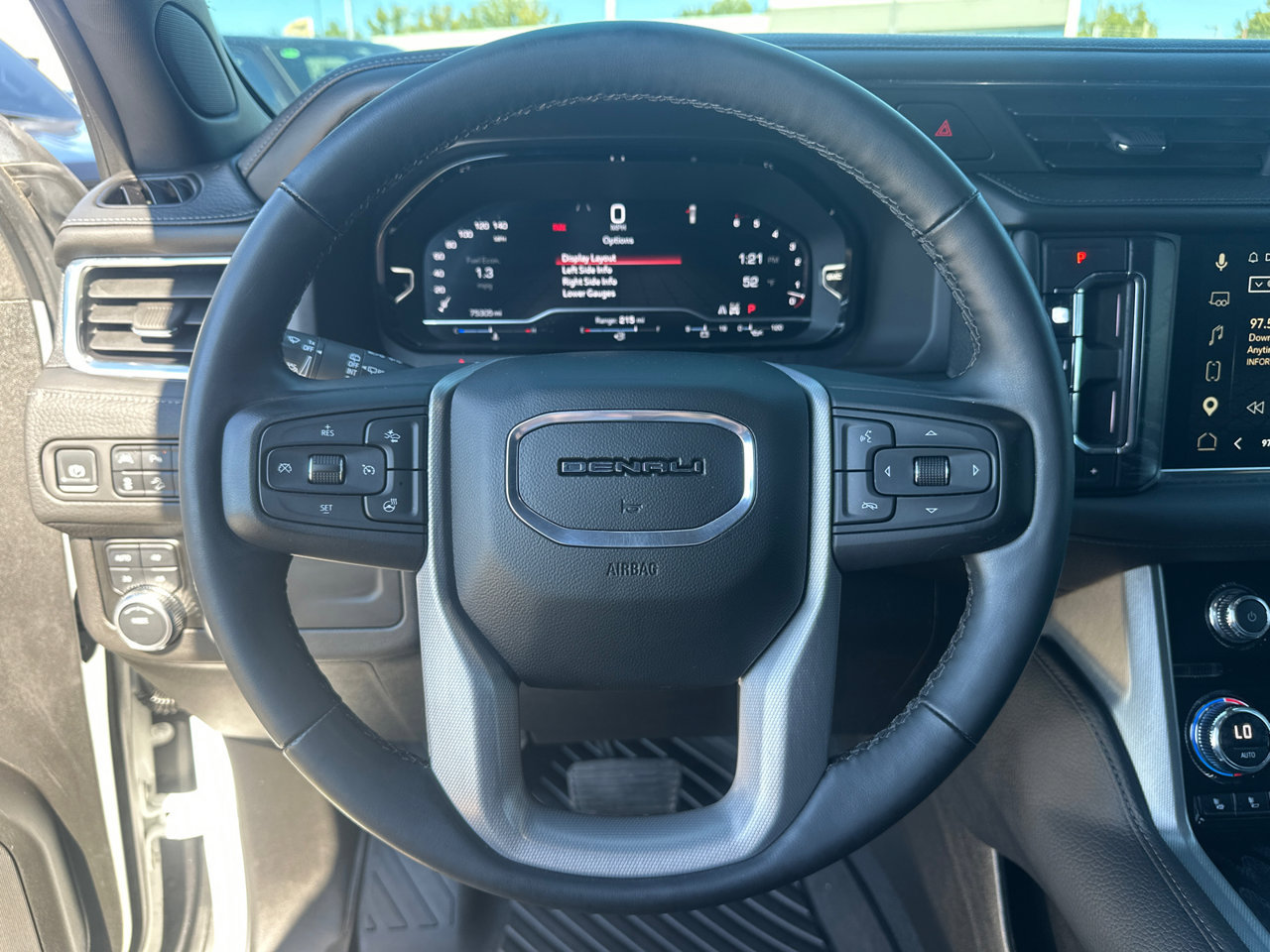 Used 2023 GMC Yukon XL Denali AWD/4WD image 24