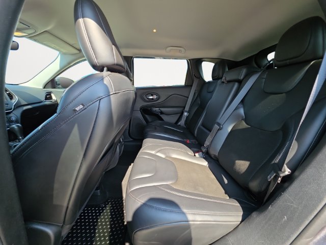 Used 2020 Jeep Cherokee Latitude Plus AWD/4WD image 13