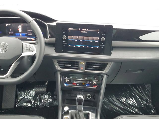 New 2026 Volkswagen Taos SE image 25