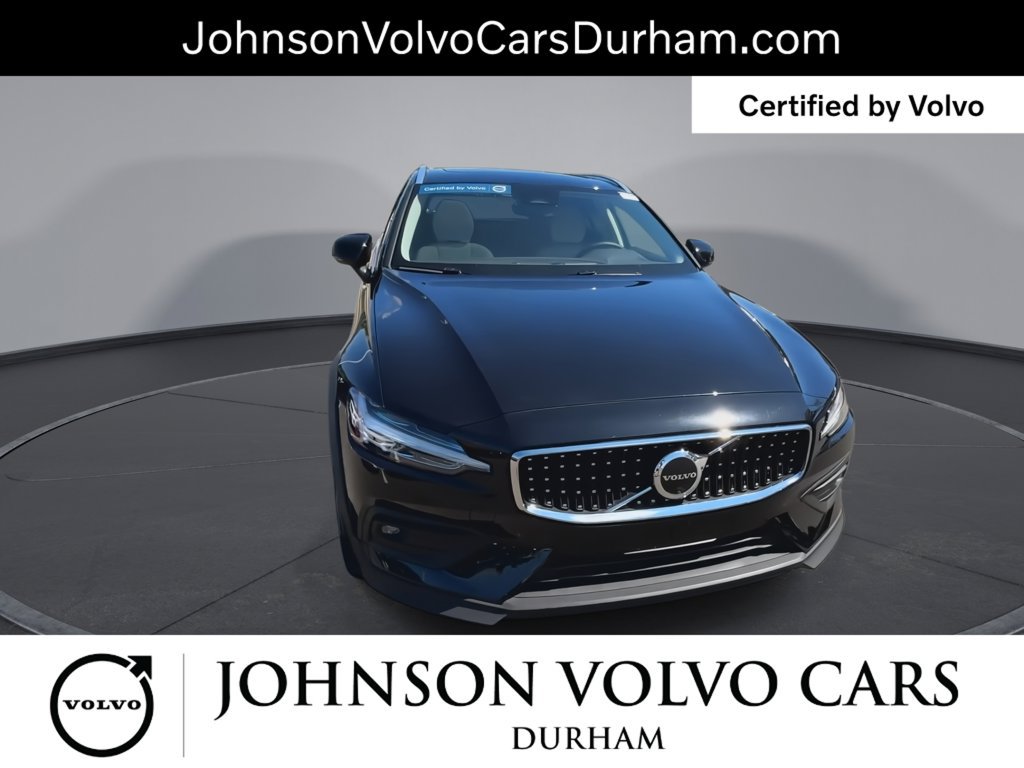 Certified 2025 Volvo V60 B5 Cross Country Plus AWD/4WD image 3