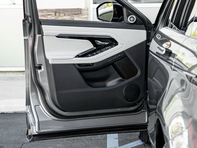 Used 2022 Land Rover Range Rover Evoque R-Dynamic SE image 12