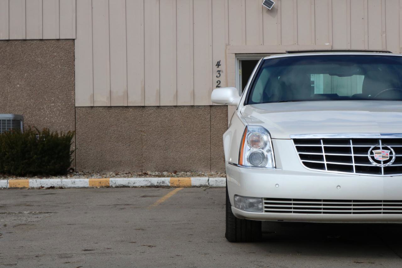 Used 2009 Cadillac DTS w/ Sun And Sound Package image 4