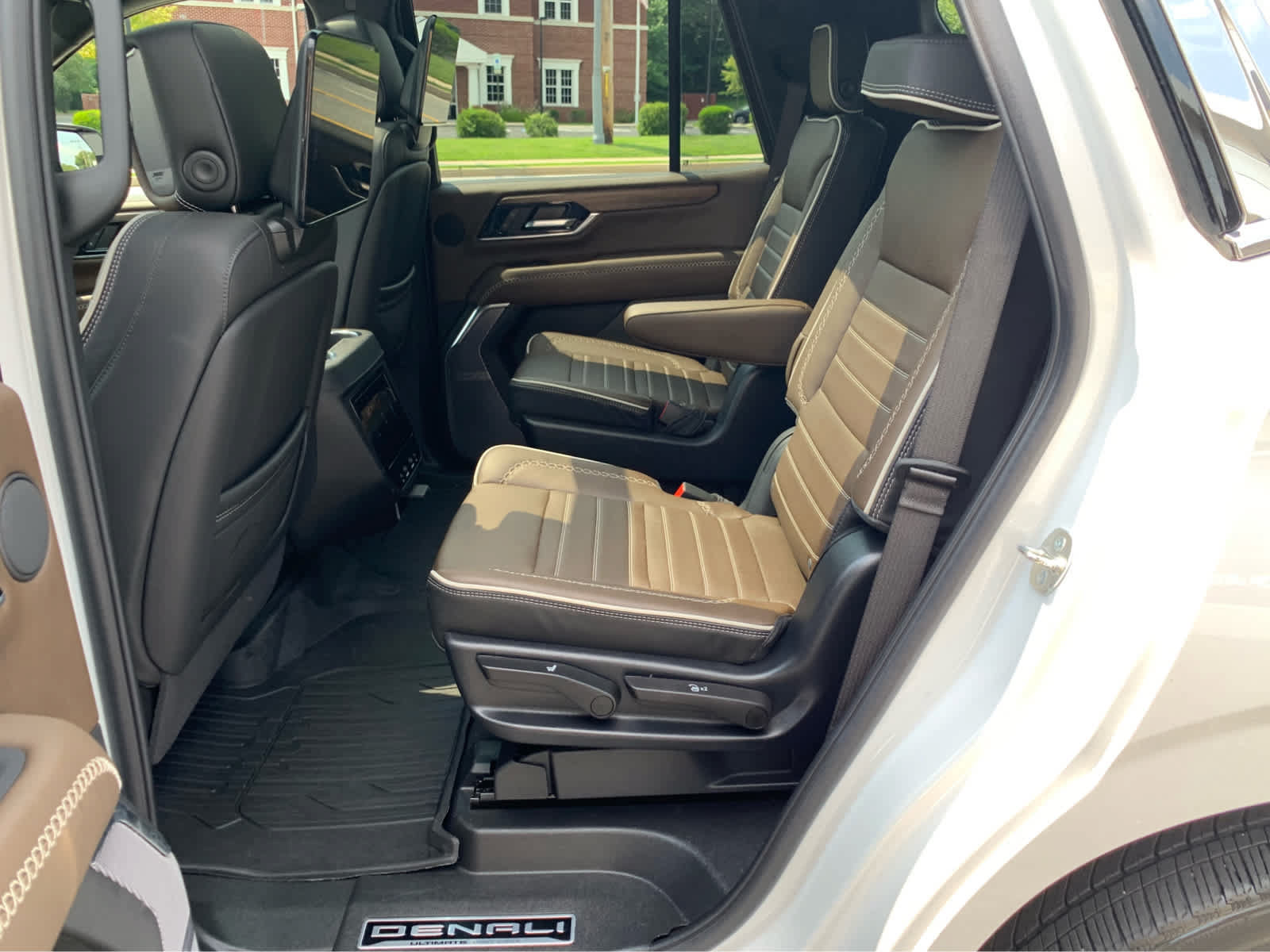 Used 2025 GMC Yukon Denali Ultimate AWD/4WD image 24