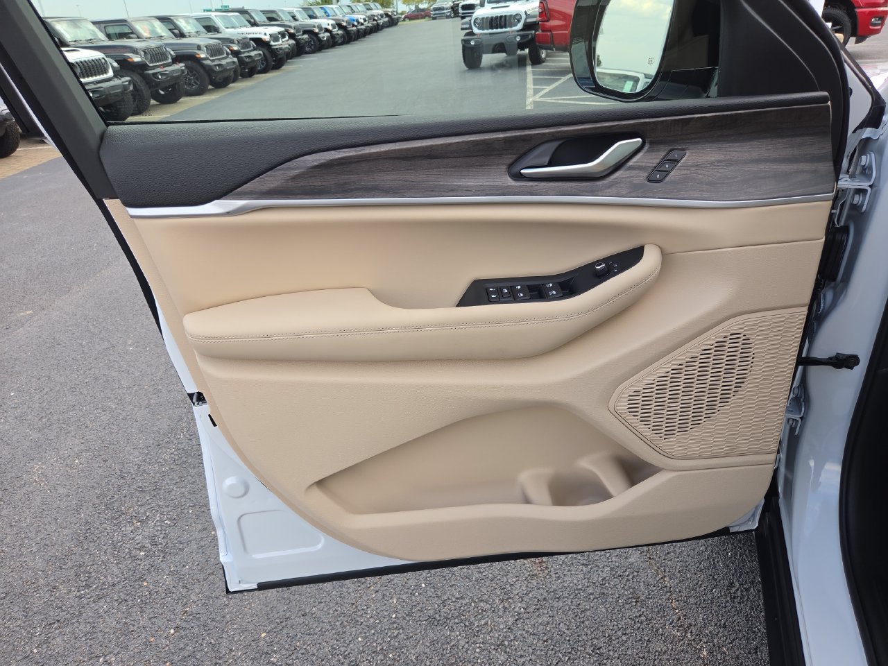 New 2027 Jeep Grand Cherokee Limited AWD/4WD image 3