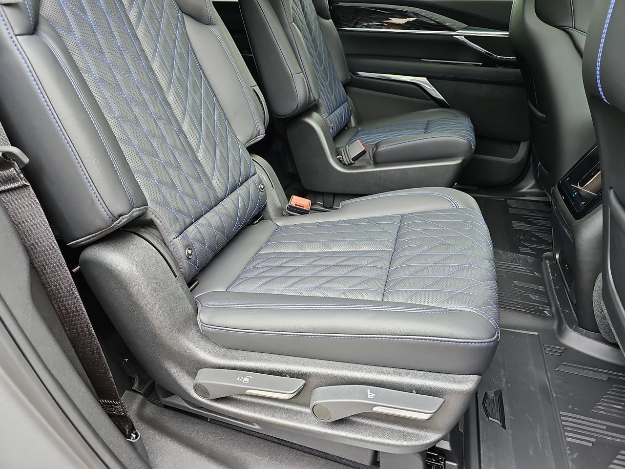New 2026 Cadillac Escalade IQ Sport 1 w/ LPO, ONYX Package AWD/4WD image 15