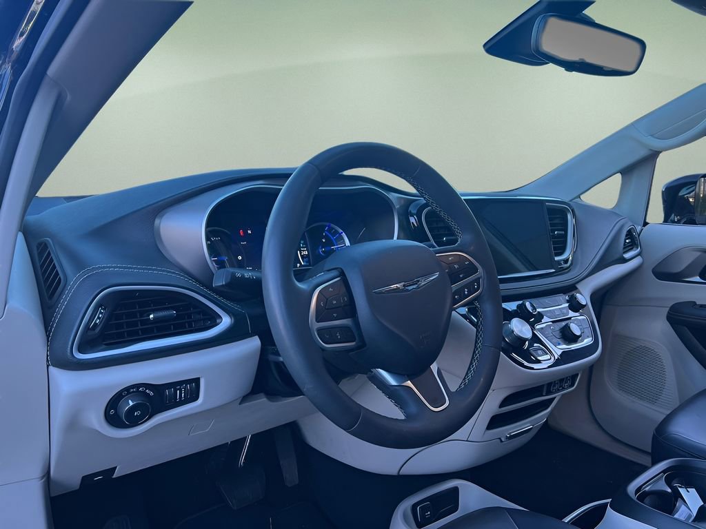 Used 2024 Chrysler Pacifica Select image 11