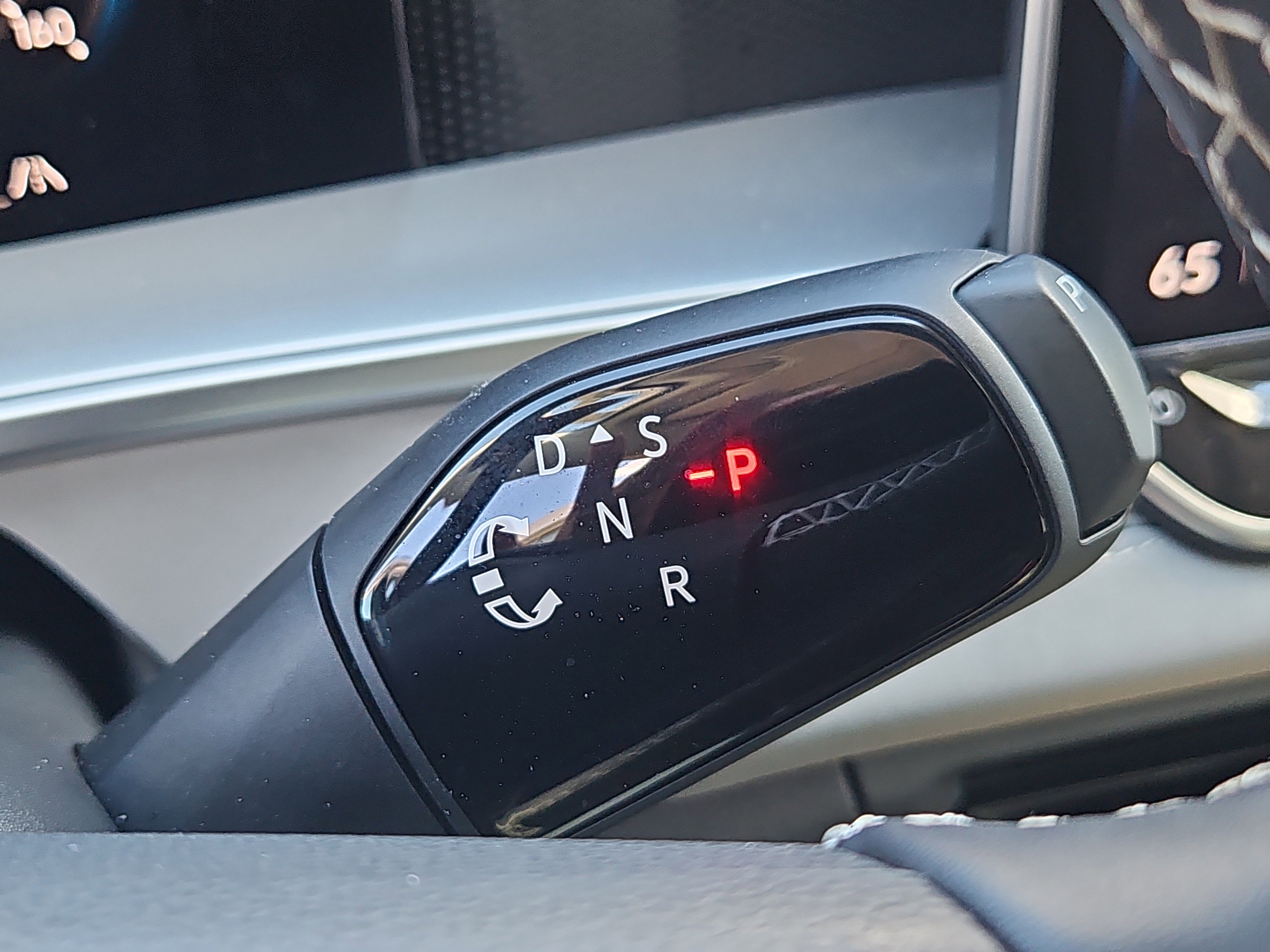 Used 2025 Volkswagen Tiguan SE AWD/4WD image 19