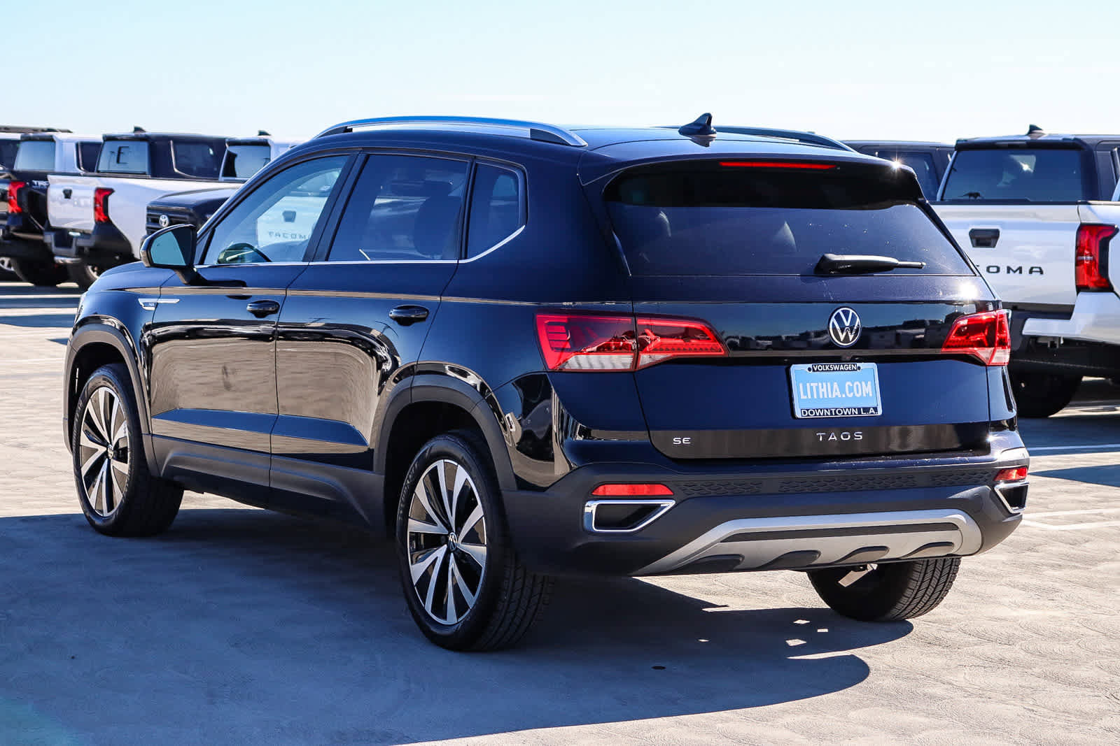 Used 2023 Volkswagen Taos SE w/ Panoramic Sunroof Package image 6