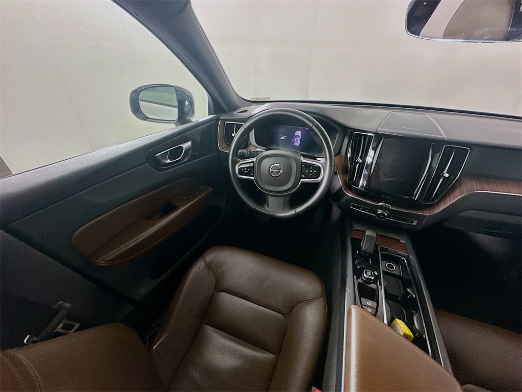 Used 2023 Volvo XC60 B5 Plus image 9