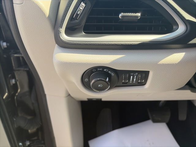 Used 2023 Chrysler Pacifica Touring-L FWD image 17