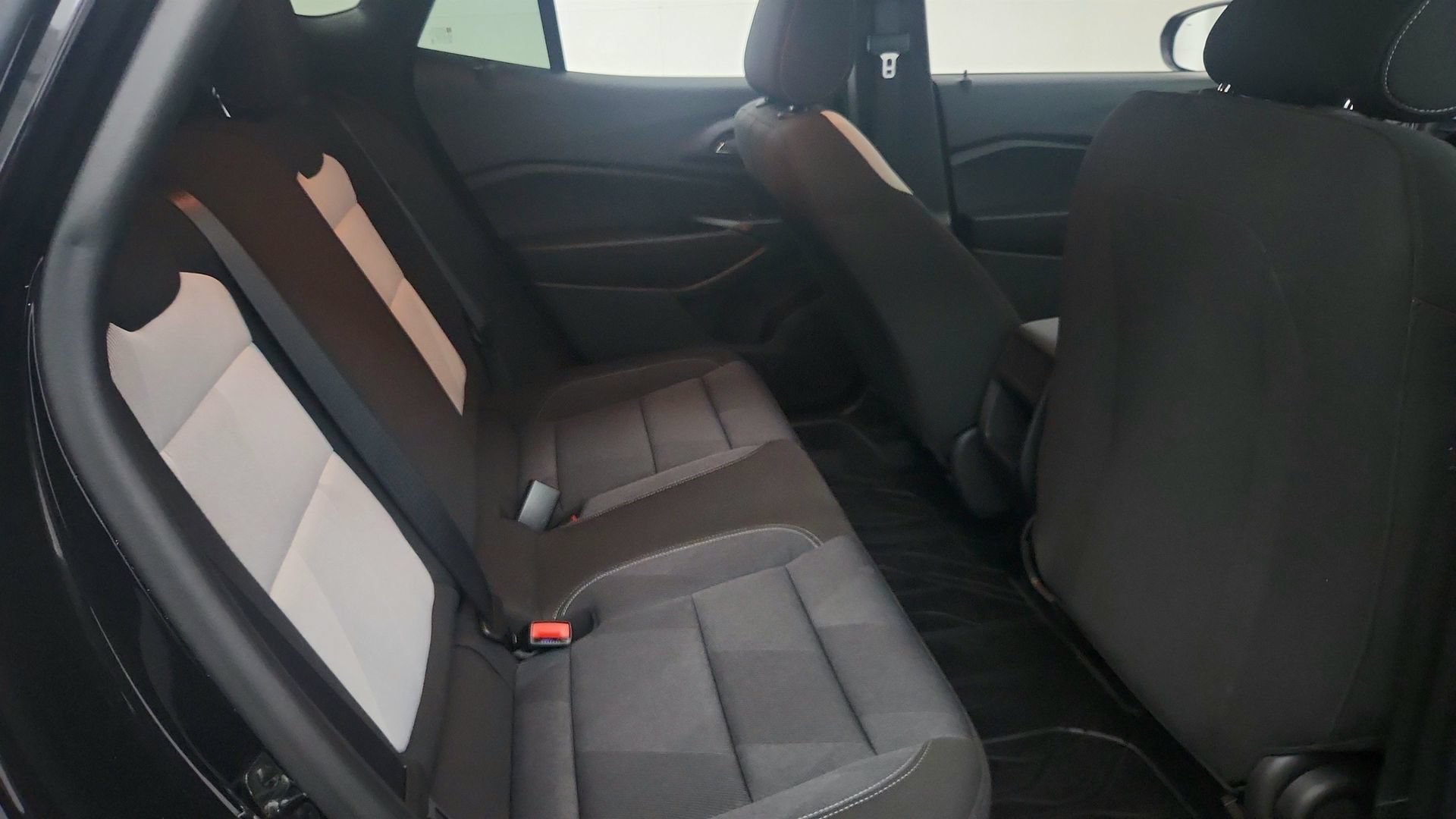 Used 2025 Chevrolet Trax RS FWD image 25